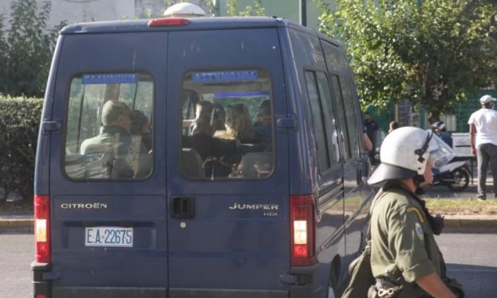 Έγιναν δέκα προσαγωγές χρυσαυγιτών έξω από το Εφετείο!